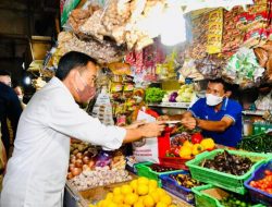 Jokowi Bagikan Bansos di Sejumlah Pasar di Bogor