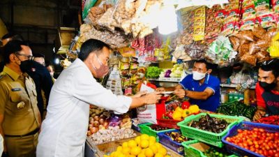Jokowi Bagikan Bansos di Sejumlah Pasar di Bogor