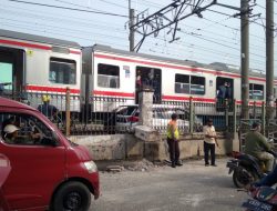 Mobil Tertabrak KRL Bogor-Jakarta di Citayam, Satu Orang Luka Parah