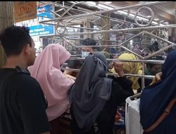 H-1 Lebaran, Emak-emak Serbu Toko Emas Pasar Babakan Madang