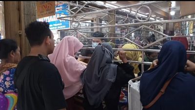 H-1 Lebaran, Emak-emak Serbu Toko Emas Pasar Babakan Madang