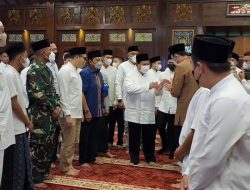 Menhan Prabowo Bersama Kader Gerindra Salat Idul fitri di Masjid Nurul Wathon