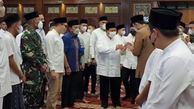 Menhan Prabowo Bersama Kader Gerindra Salat Idul fitri di Masjid Nurul Wathon