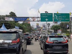 Hari Pertama Idul Fitri, Arus Lalu Lintas Kawasan Puncak Macet