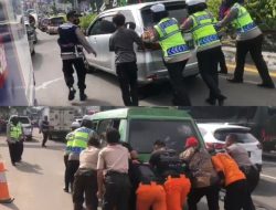 Salut! Polwan Polres Bogor Bantu Dorong Mobil Mogok Saat One Way di Puncak