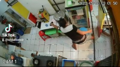 Miris! Turun Dari Mobil Mewah, Pria Ini Curi Handphone Pelayan Toko Makanan Cepat Saji di Citeureup