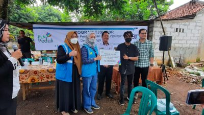 TJSL PLN Menyerahkan Bantuan Rp 500 Juta Untuk Masyarakat Cileungsi Kidul