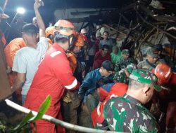 Hujan Deras Mengakibatkan Longsor di Cijeruk, Empat Orang Tertimbun, Tiga Diantaranya Masih Dalam Pencarian