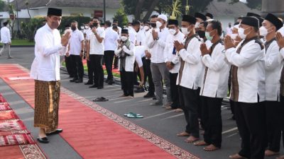 Jokowi dan Ibu Iriana Salat Idul Fitri di Halaman Istana Yogyakarta