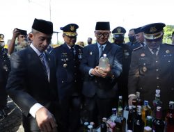 Iwan Setiawan Musnahkan Ribuan Botol Miras Hasil Operasi Nobat