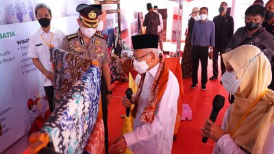 Wapres Kunjungi Kampung Batik Cibuluh, Serahkan Bantuan Modal Usaha