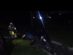 Kaget Teriakan Istri, Mobil Kijang Nyungsep ke Selokan di Cileungsi