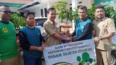 Salurkan CSR, PT Kahaptek Bagikan 300 Pohon Mahoni Kepada Pemdes Tlajung Udik
