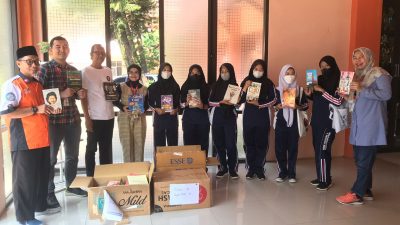 Alfamart Cabang Cileungsi Hibahkan 800 Buku ke Ponpes dan SMKN 1 Gunung Putri