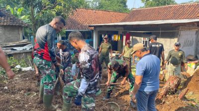 Satpol PP Kemang Bersama TNI Gotong Royong Bersihkan Material Longsor