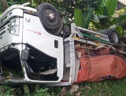 Nggak Kuat Nanjak, Truk Bermuatan Genting Nyungsep ke Jurang Ditanjakan ‘Ciluk Ba’ Sukamakmur