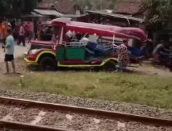 Ditabrak Kereta, 9 Orang Penumpang Odong-odong Tewas Ditempat