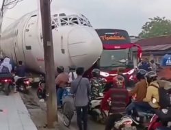 Viral, Ada Pesawat Terbang Lewat Jalan Kemang-Parung Bikin Macet!