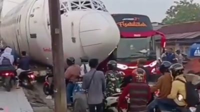 Viral, Ada Pesawat Terbang Lewat Jalan Kemang-Parung Bikin Macet!