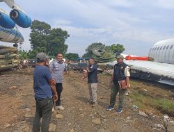 Satpol PP Segel Gudang Bangkai Pesawat di Desa Pondok Udik