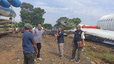 Satpol PP Segel Gudang Bangkai Pesawat di Desa Pondok Udik