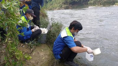 Incar Pembuang Limbah di Sungai Cileungsi, DLH Kabupaten Bogor Lakukan Sidak