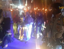 Bhabinkamtibmas Desa Tlajung Udik Kawal Warga Pawai Obor, Sambut Tahun Baru Islam