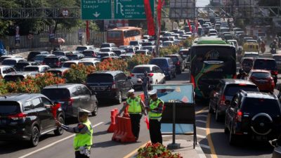 Padat Kendaraan, Polisi Berlakukan Sistem Satu Arah dari Jakarta Menuju Puncak
