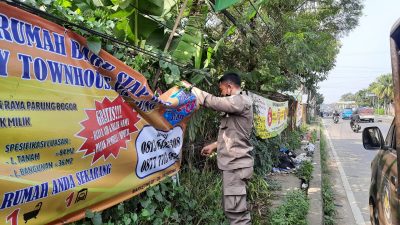 Belasan Spanduk Iklan Bodong Dibabat Petugas Satpol PP Parung