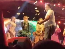 Viral Video Kades di Sukajaya Pegang Uang ‘Segepok’ Asyik Nyawer Biduan