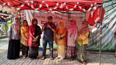 Irvan Baihaqi Dewan Acungi Jempol UMKM Desa Ragajaya Meriahkan Gebyar Bazar Kemerdekaan