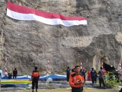 Bendera Merah Putih Sepanjang 30 Meter Berkibar di Goa Lalay