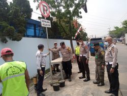Jadi Penyebab Kemacetan, Polsek Gunung Putri Pasang Rambu Didepan PT Simone