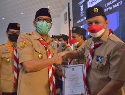 Iwan Setiawan Serahkan Tanda Penghargaan Kepada Anggota Pramuka Kwarcab Kabupaten Bogor