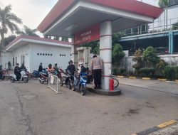 Petugas Polsek Gunung Putri Cek Sejumlah SPBU Guna Antisipasi Panic Buying Pasca Kenaikan Harga BBM