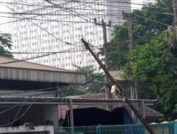 Kabel dan Tiang Optik Semrawut di Gunung Putri Ini Bikin Warga Was-was