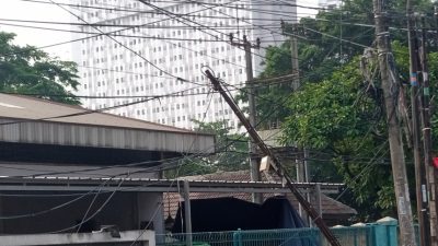 Kabel dan Tiang Optik Semrawut di Gunung Putri Ini Bikin Warga Was-was