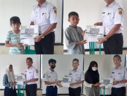 Dukung Murid Berprestasi, Pemdes Cileungsi Kidul Berikan Bantuan Uang Pendidikan Rp 1,2 Juta