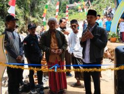 Bantuan Provinsi Belum Turun, Warga Tanjungsari Bangun Jembatan Dengan Swadaya
