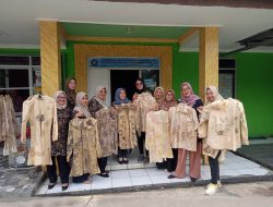 Kunjungi Pembuatan Batik Eco Print Desa Gunung Putri, Ketua Persit Koramil 0621 Beri Apresiasi