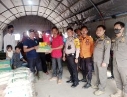 Sambangi Pengungsi Terdampak Abrasi Sungai Cipamingkis, Ketua Komisi IV Muad Khalim Berikan Bantuan