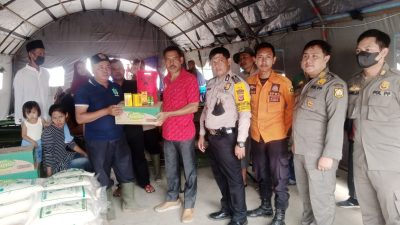 Sambangi Pengungsi Terdampak Abrasi Sungai Cipamingkis, Ketua Komisi IV Muad Khalim Berikan Bantuan