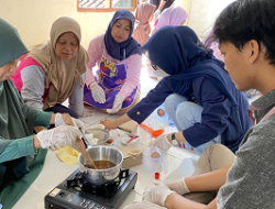 Mahasiswa IPB University Latih Emak-emak Cara Buat Lilin Aromaterapi dan Sabun dari Minyak Jelantah