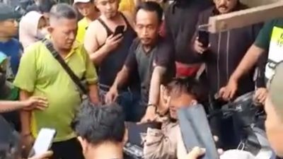 Diteriaki Korbannya, Tiga Pelaku Jambret HP di Gunung Putri Diamuk Massa