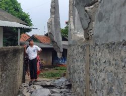 Kesal 6 Kali Tembok Pagar Jebol Ditabrak Armada, Warga Segel Pool Mobil PT SBS