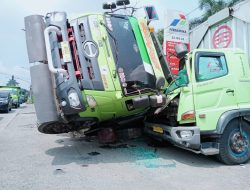 Masuk ke Irigasi, Truk Bermuatan Batu Timpa Mobil Truk yang Sedang Parkir di Jalan Raya Gunung Putri
