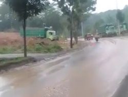 Bahayakan Pengguna Jalan, Warga Keluhkan Kegiatan Galian Tanah Merah di Desa Sirnasari