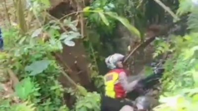 Salurkan Bantuan ke Daerah Terisolasi di Cianjur, Tim Trail Polda Jabar Terperosok ke Parit