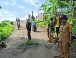 Jelang Nataru, Pemdes Wargajaya Bersama Pengusaha Wisata Tambal Jalan Rusak