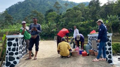 Bangkitkan Laju Perekonomian Warga, Pemdes Sukaharja Bangun Jembatan dan Pengerasan Jalan Pakai Samisade
